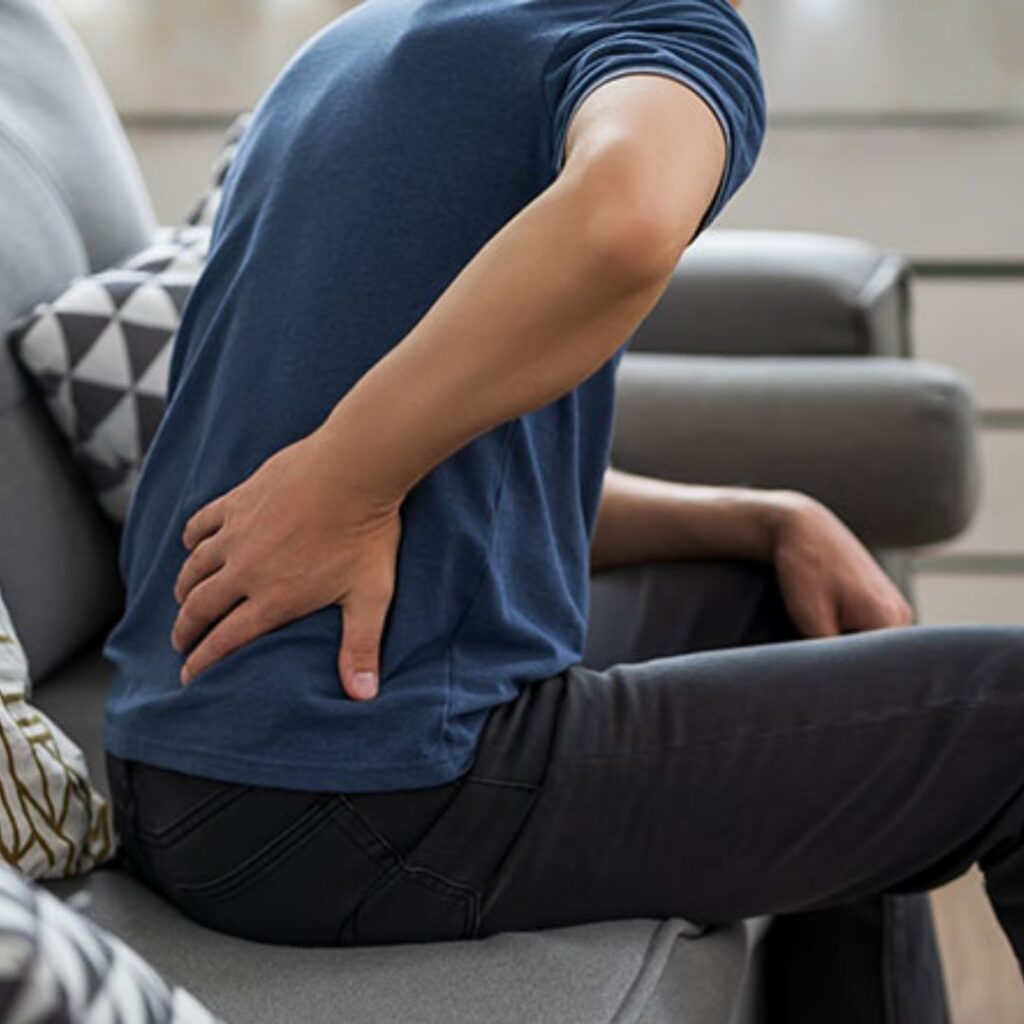 Flank pain caused by kidney stones as one of the early symptoms of kidney problems